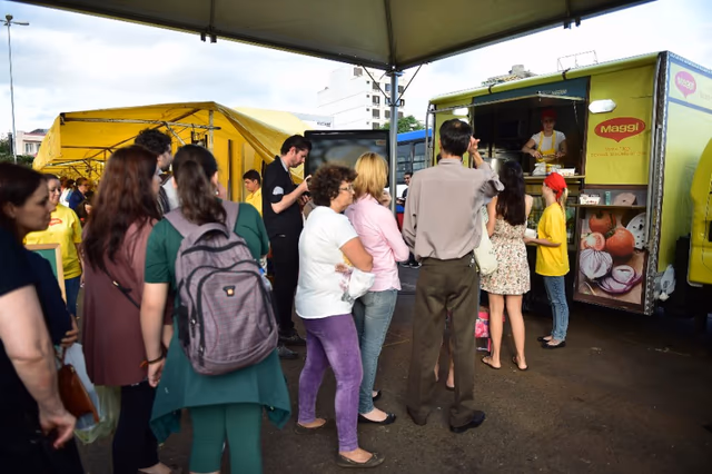 Furgoneta de comida rápida de una gran marca en un evento