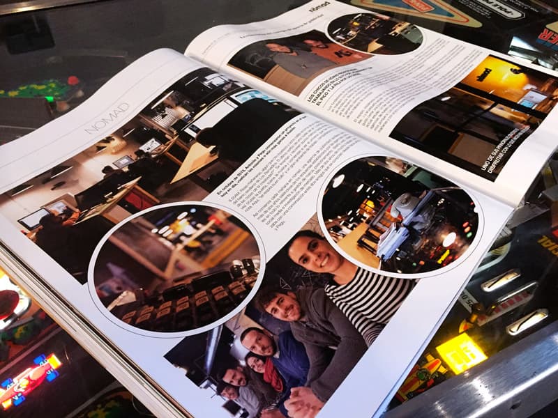 Ejemplar de ASM magazine con reportaje sobre Nömad en un entorno de estudio