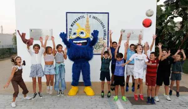 Mercantilete junto con los socios más peques del club